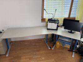 Massiver Bürotisch