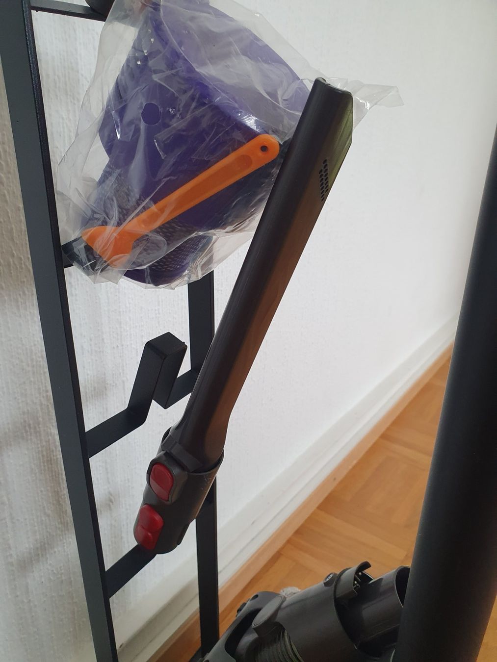 Dyson Aspirapolveri & Accessori: Dyson V10 avec stations de rangement – Usato da Prilly venduto da RoDyRe 8