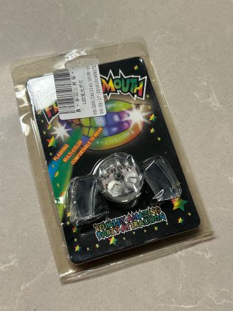 💡 Blinkende LED-Leuchtzähne für Party und Halloween