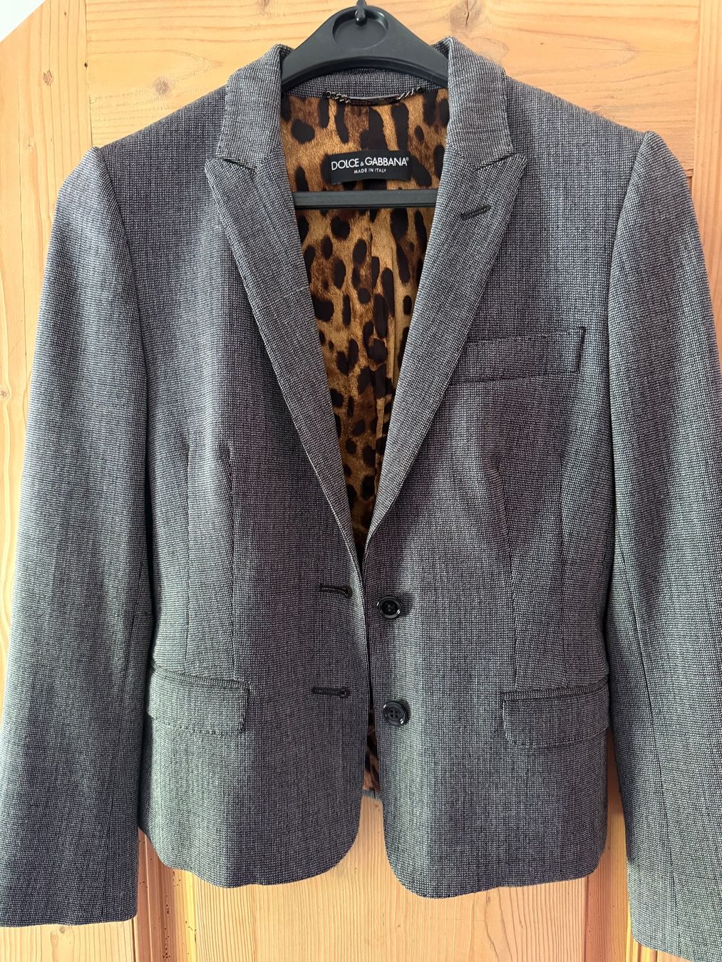 Dolce & Gabbana Completi & Tailleur: Dolce & Gabbana Anzug mit Leo Futter – Usato da Saanenmöser venduto da mel_hauswirth