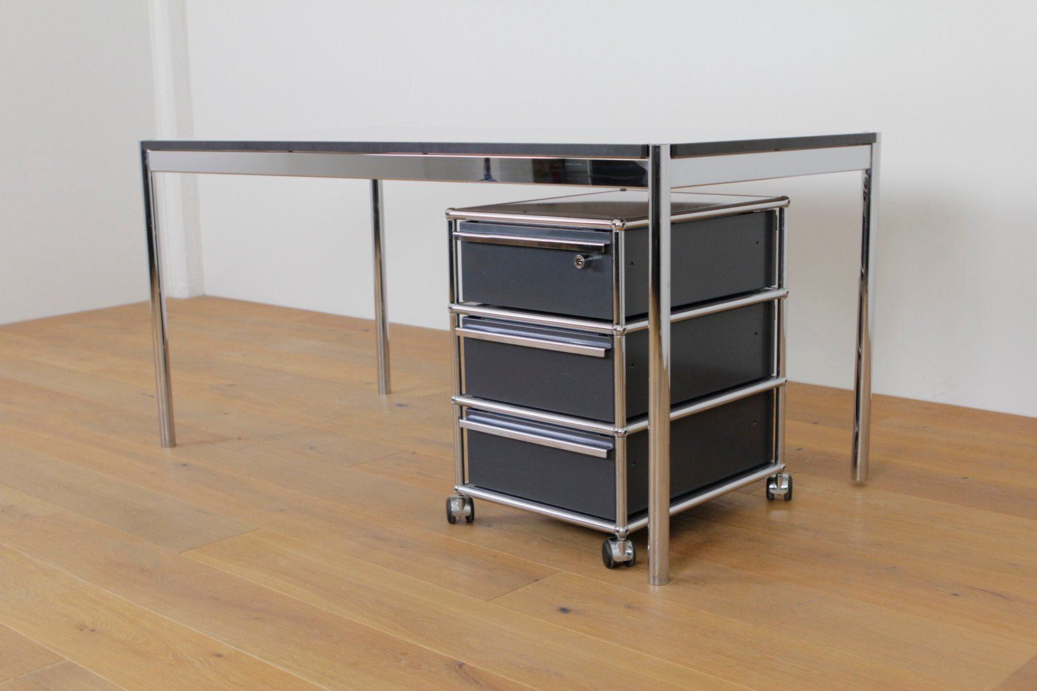 USM Scrivanie: USM Haller Paket Arbeitsplatz: Tisch & Korpus – Usato da Affoltern am Albis venduto da ModulaireAG 1