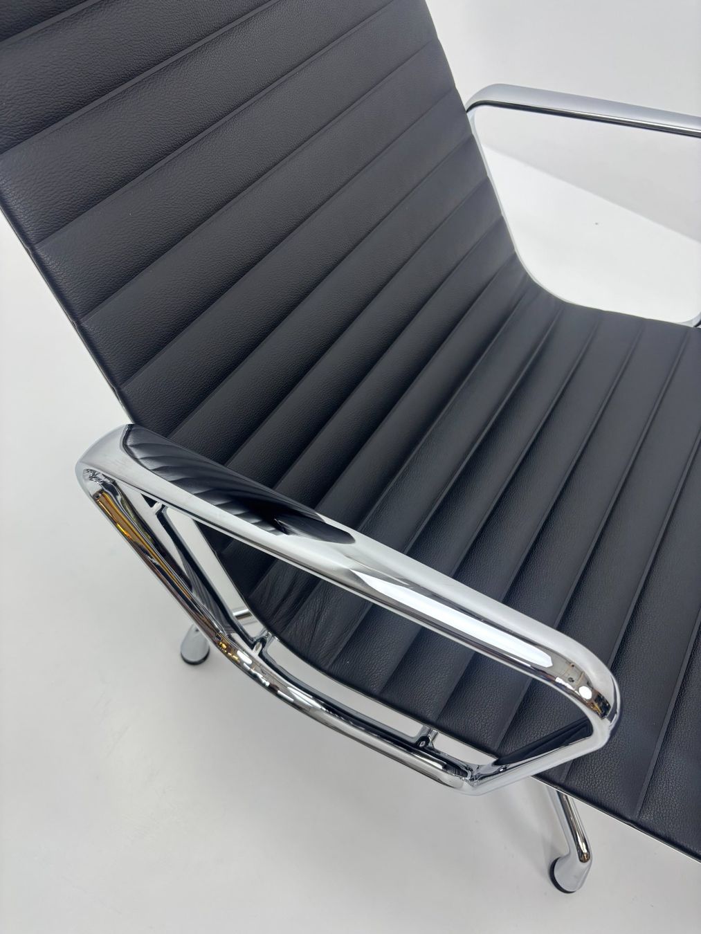 Vitra Poltrone: Eames Vitra EA 124, EA 125  Lounge - Nero Leder / Cuir – Usato da La Sarraz venduto da swq_1hv 5