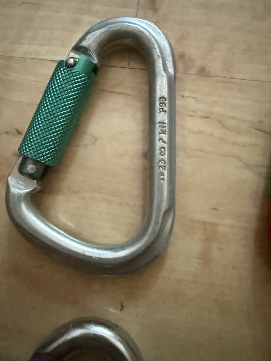 Kletterausrüstungen: 5 Kletterkarabiner mit Schraubverschluss – Gebraucht aus Zürich von Vma_reuse 5