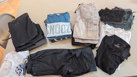 Verschiedene Kleider +/- 152, u.a. Wanderhose wie neu