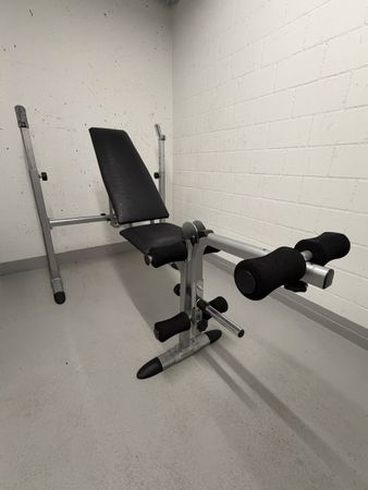 Hantelbank mit Langhantelablagen und Beintrainer