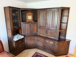Rustikale Eckwohnwand aus Eiche mit Vitrine, massiv