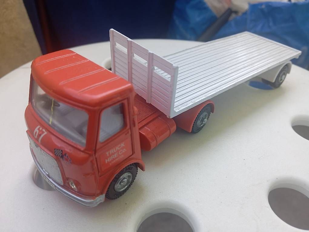 Modellini d'auto: AEC articulated lorry and Trailer – Usato da Basel venduto da Petergunn
