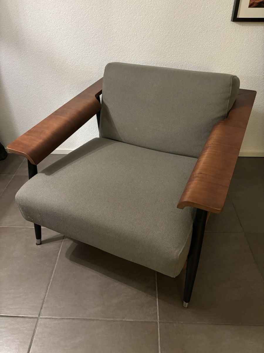Poltrone: Lounge-Sessel mit Holzarmlehnen – Usato da Cham venduto da Donabi