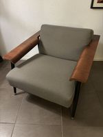 Lounge-Sessel mit Holzarmlehnen