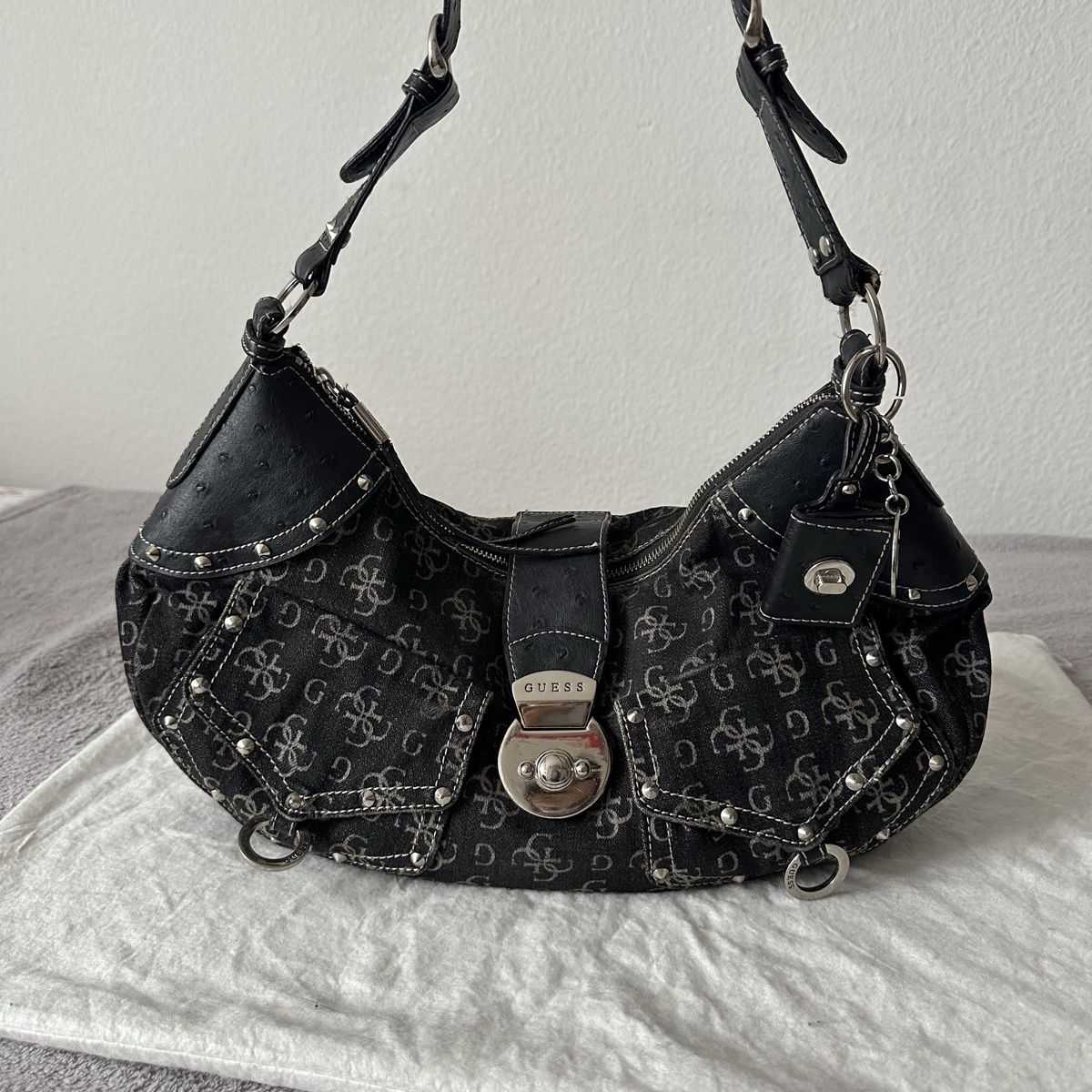 Guess Borse da donna: Guess Vintage Monogram Hand Bag – Usato da Givisiez venduto da dor_xb9k 1