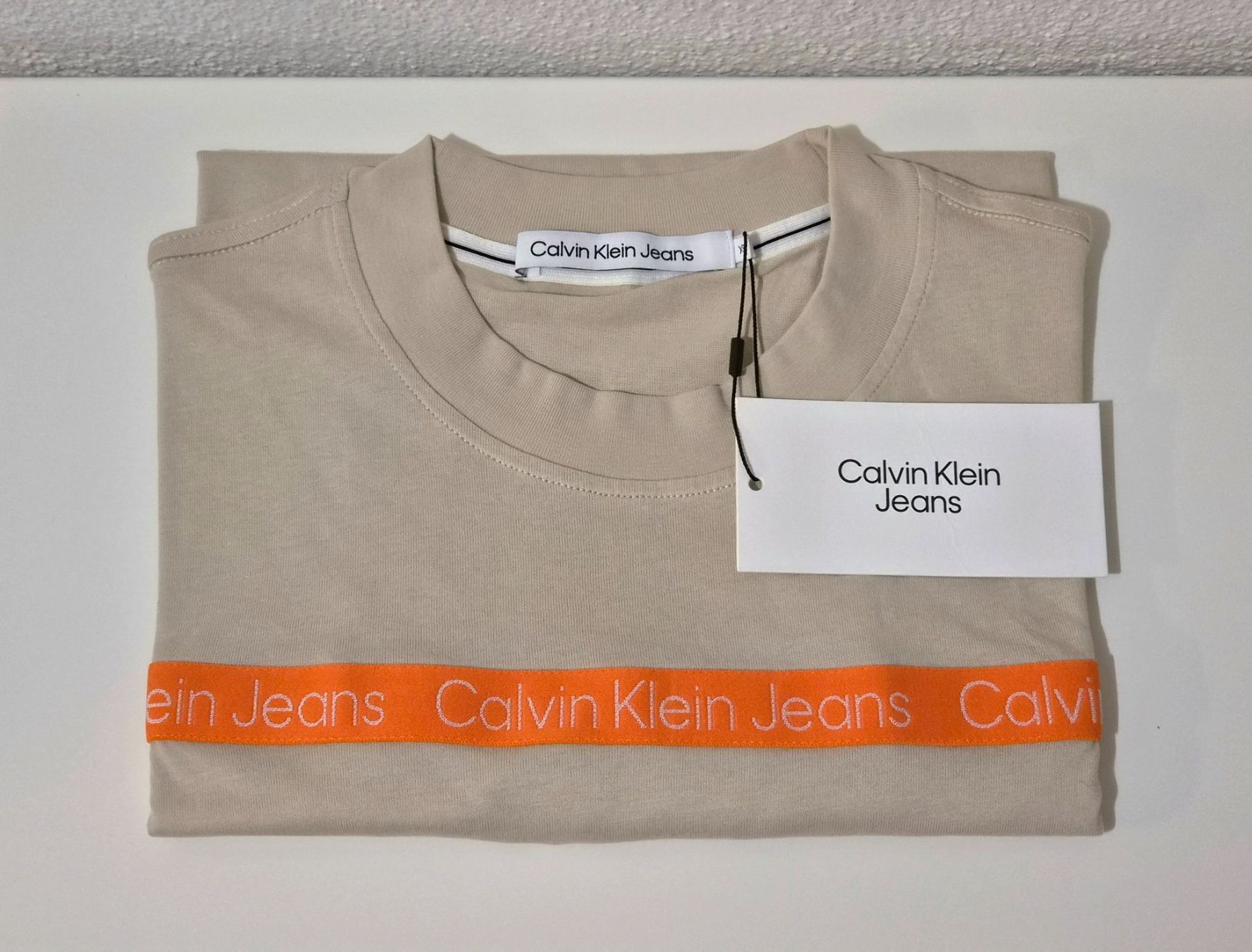 Calvin Klein T-Shirts: Beiges Calvin Klein T-Shirt – Neu und originalverpackt aus Zürich von New_username