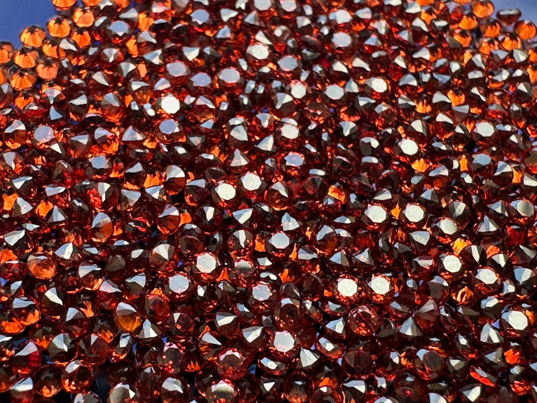 Pietre preziose: 100 St fein brillantgeschliffene Granat-Pointer 1,5 mm – Nuovo (secondo la descrizione) da Langenthal venduto da Seelenfreunde 8