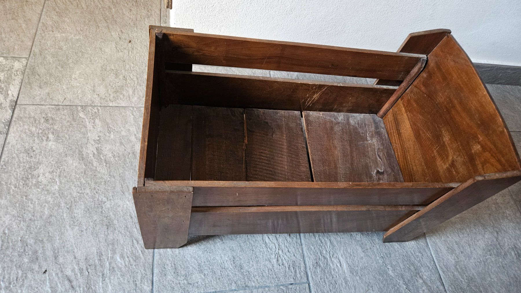 Letti: Vecchio lettino per le bambole in legno scuro – Usato da Melano venduto da H-Sara