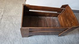 Vecchio lettino per le bambole in legno scuro
