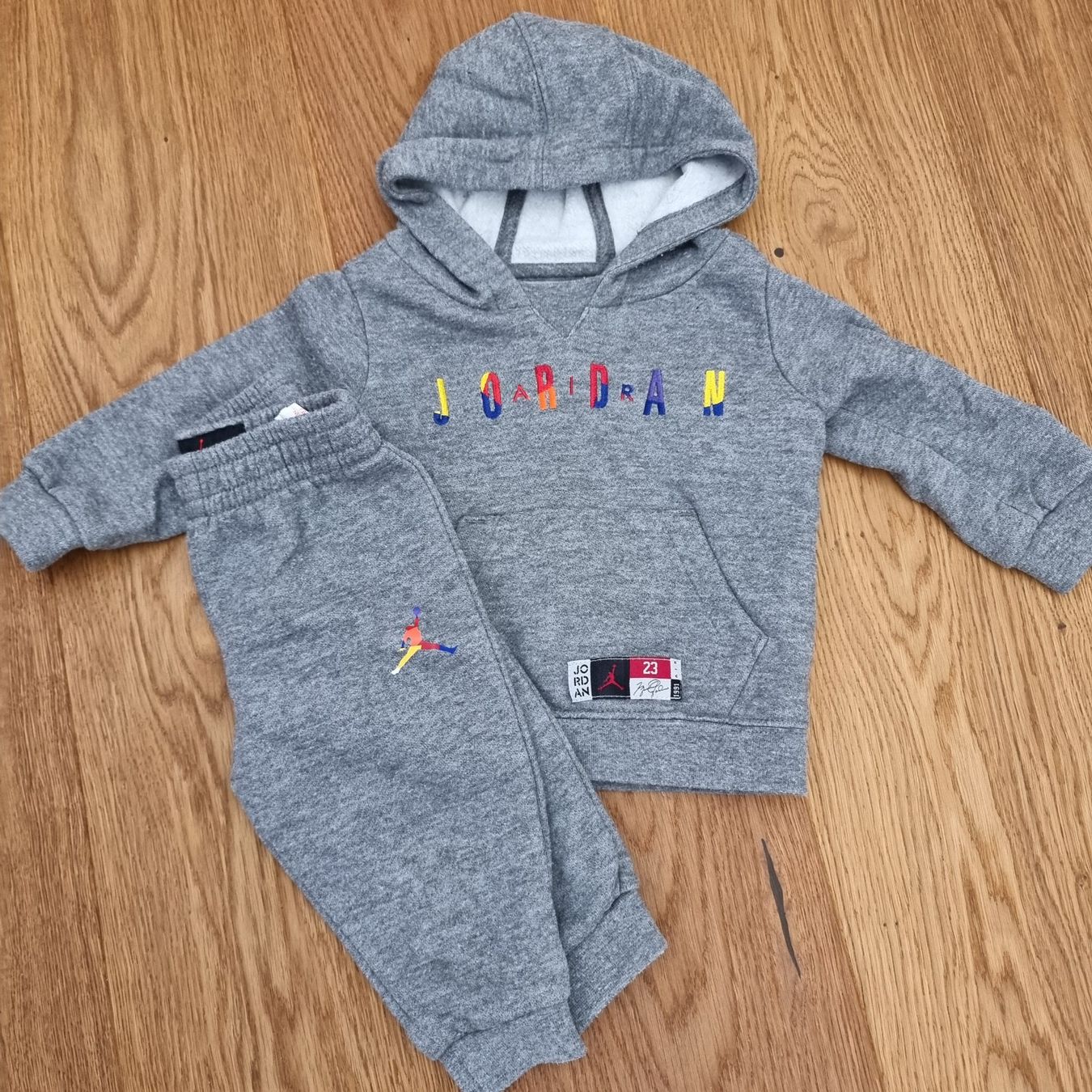 Jordan Lotti & Set di vestiti: Jordan Trainingsanzug grau Kinder Grösse 68/74 – Nuovo (secondo la descrizione) da Gammen venduto da home_brocki