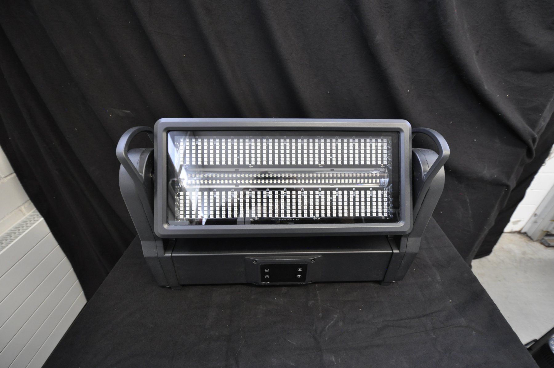 Lampade: Tilt Wash mit Strobofunktion – Nuovo (secondo la descrizione) da Burgdorf venduto da WHITELIGHT3400