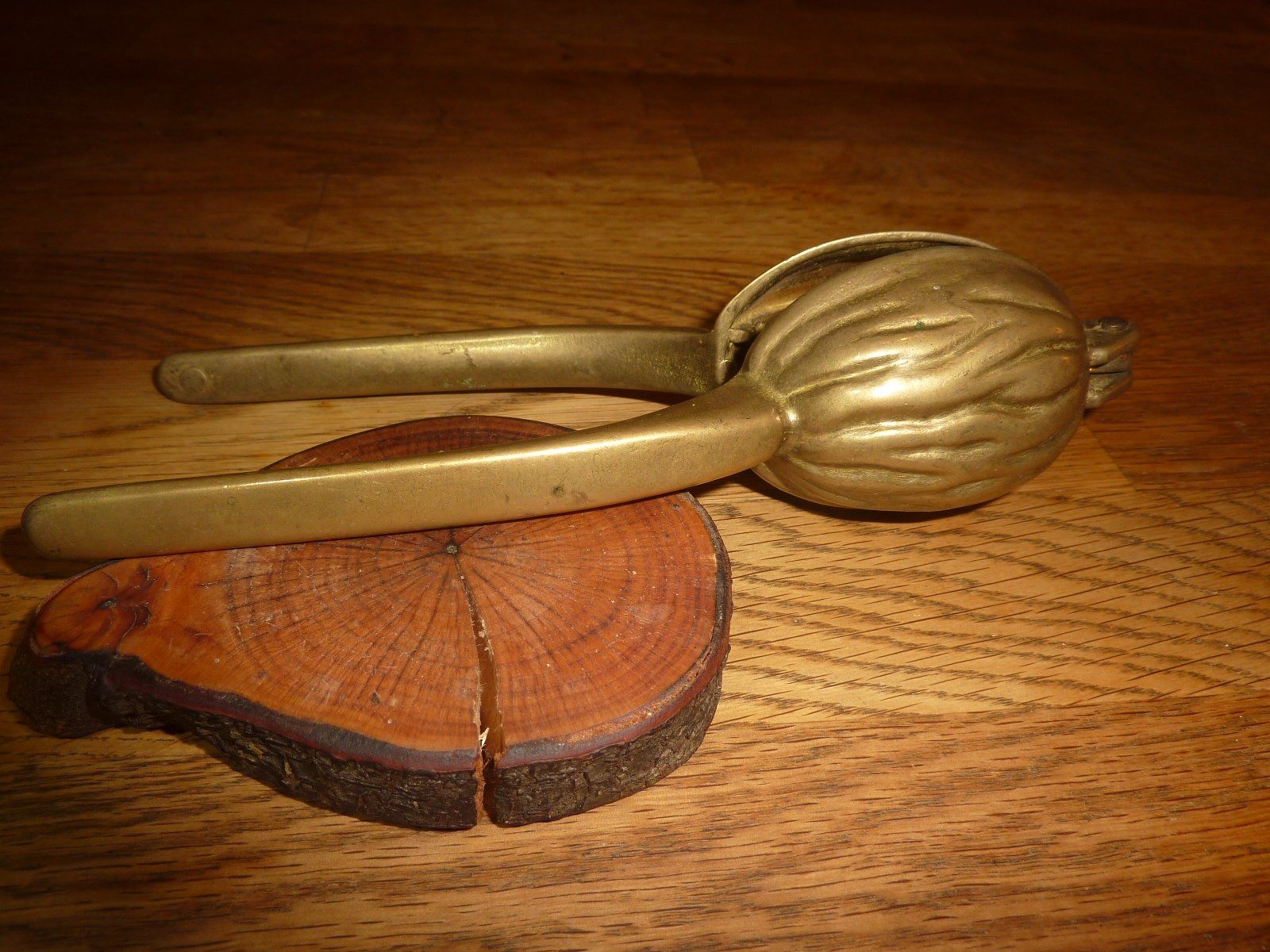 Küchengeräte: Antiker Nussknacker Messing Nussform vintage schwer – Gebraucht aus Hochfelden von swissice 1