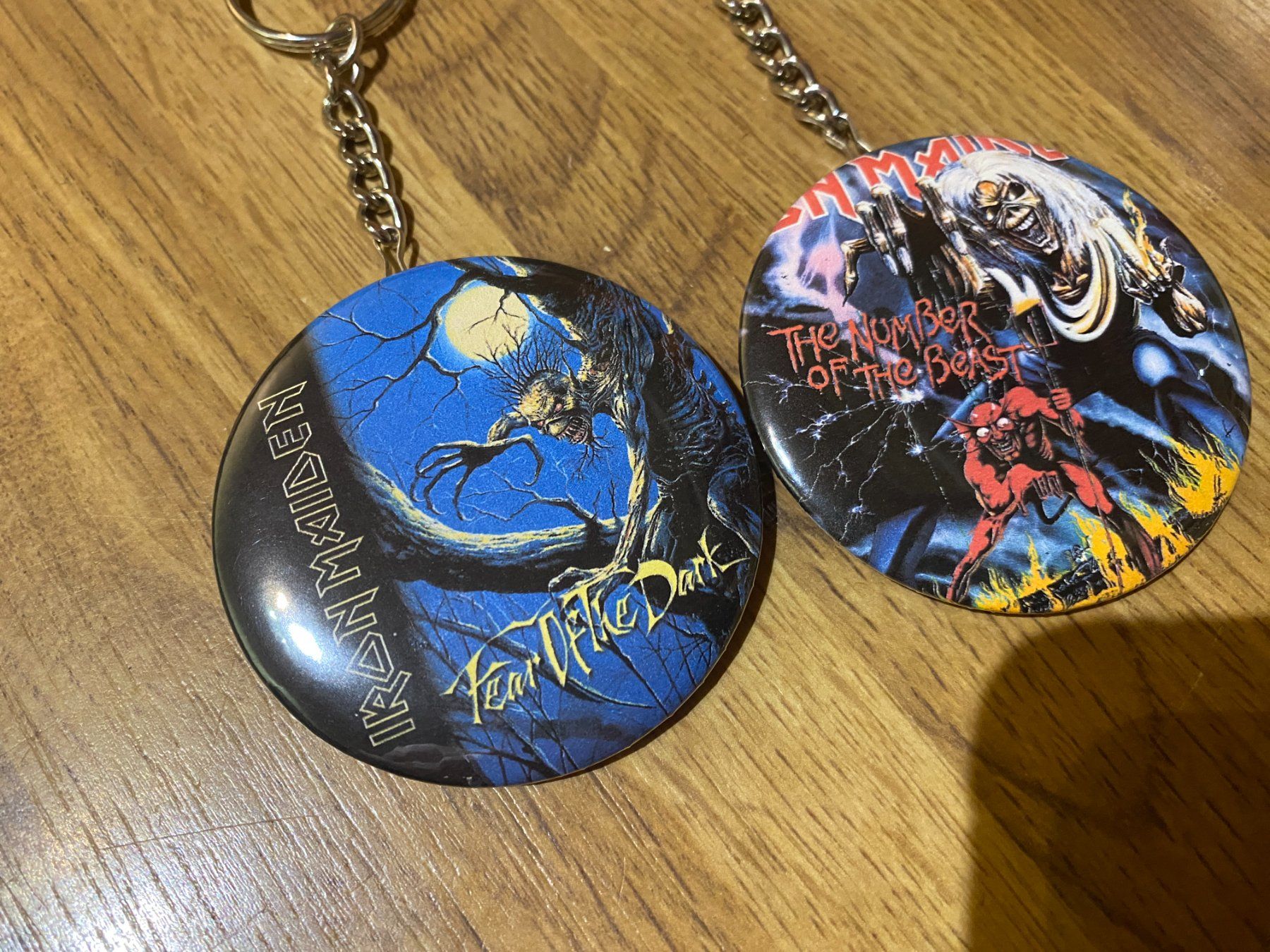 Placchette & Badge: Iron Maiden Flaschenoeffner, Neu – Nuovo e nell'imballaggio originale da Basel venduto da FatCatPacksTheRatt 1