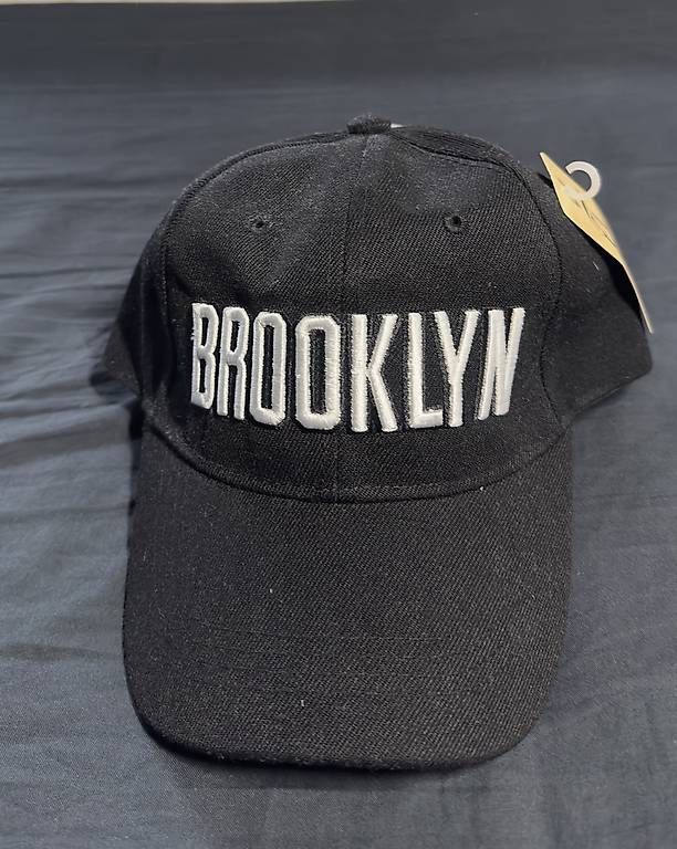Copricapi, berretti & cappellini: Casquette Brooklyn noire brodée  dad hat  neuve – Nuovo e nell'imballaggio originale da Pully venduto da Drinks01