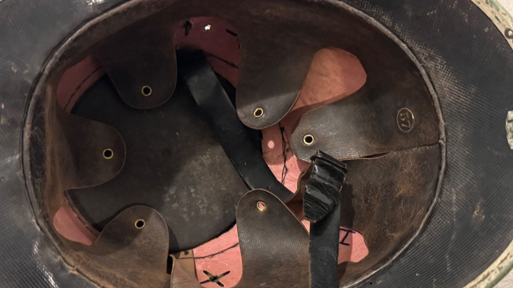 Schweizer Armee Uniformi & Effetti personali: Original Schweizer Dragonerhelm Kavallerie M1918 – Usato da Bremgarten AG venduto da Schussi 8