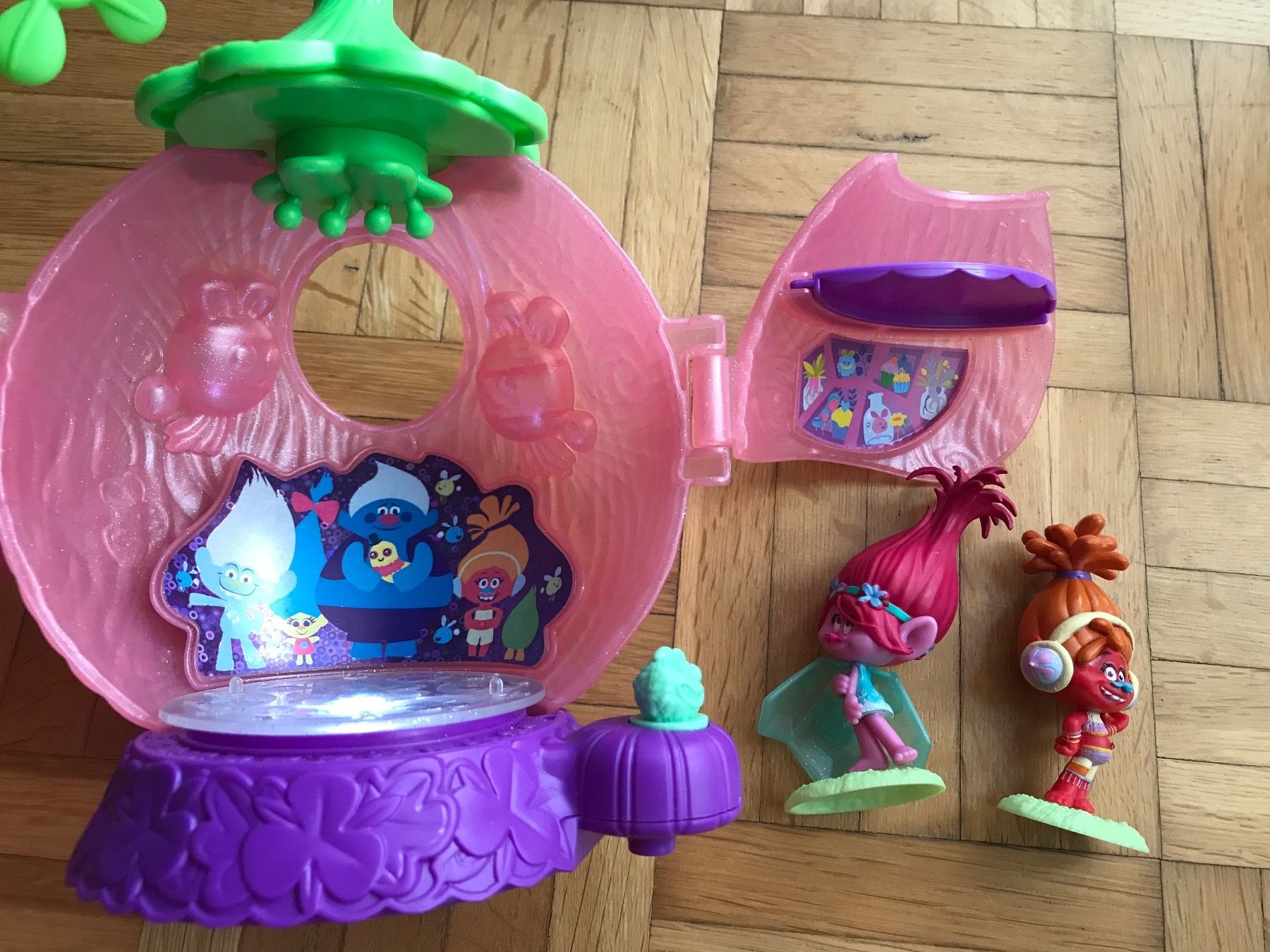 Hasbro Giocattoli: Hasbro Trolls Haus mit Licht und 4 Figuren – Usato da Emmenbrücke venduto da Hathor123 4