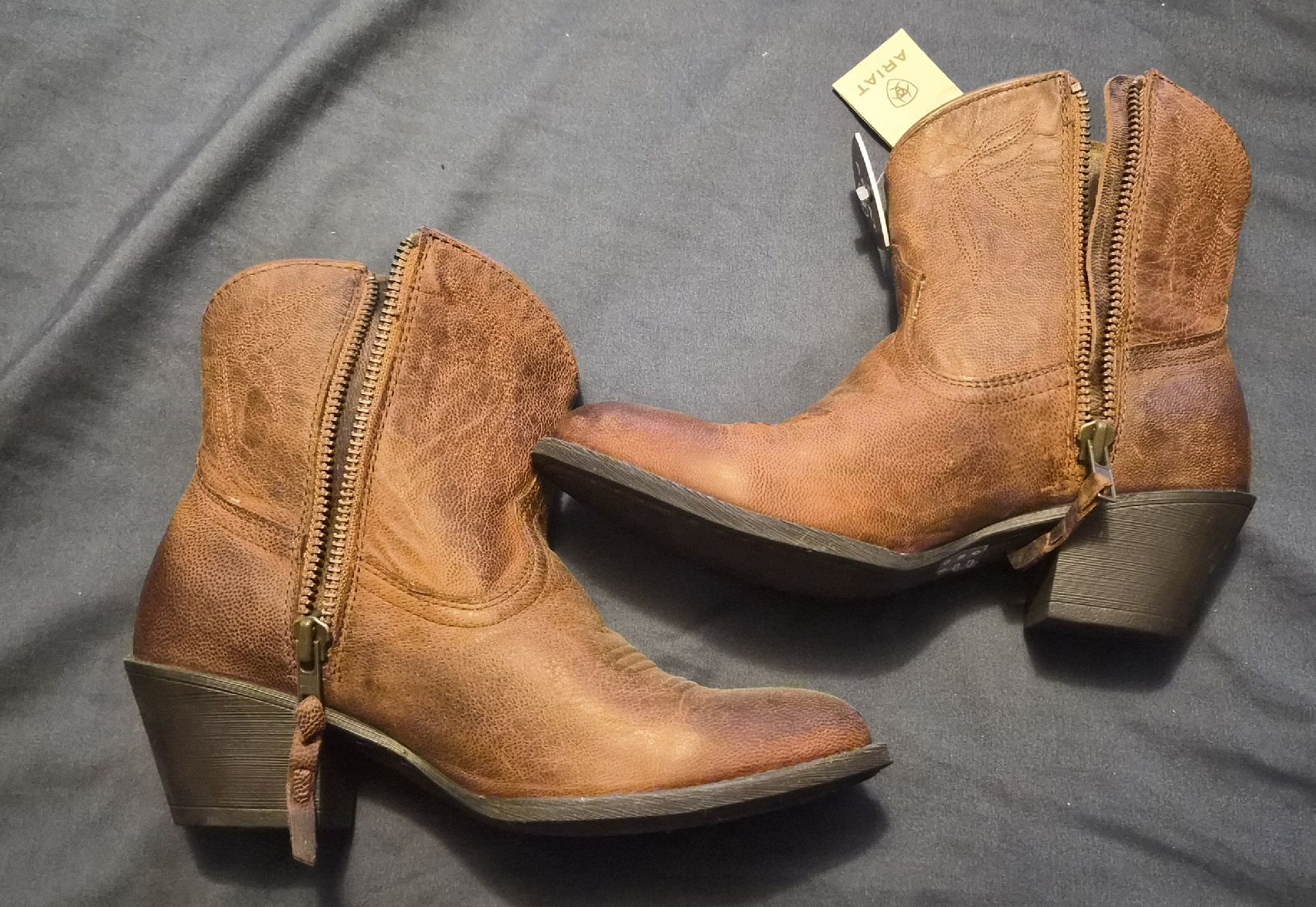 Ariat Scarpe da uomo: Ariat Boot - NEU - 7.0 B / 37.5/38 – Nuovo (secondo la descrizione) da Muhen venduto da Savana16