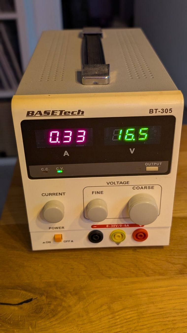 Elettrotecnica: BASETECH BT-305 Labornetzgerät, 0-30V/DC, 0-5A, 150W – Usato da Therwil venduto da alphatrianguli