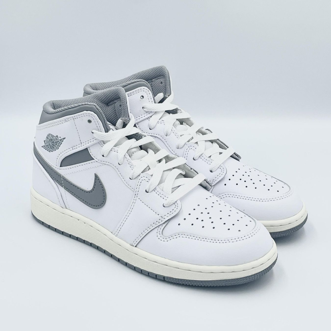 Jordan Scarpe da donna: Nike Air Jordan 1 Mid Neutral Grey EU 37.5 – Nuovo e nell'imballaggio originale da Erlinsbach venduto da sasneakers