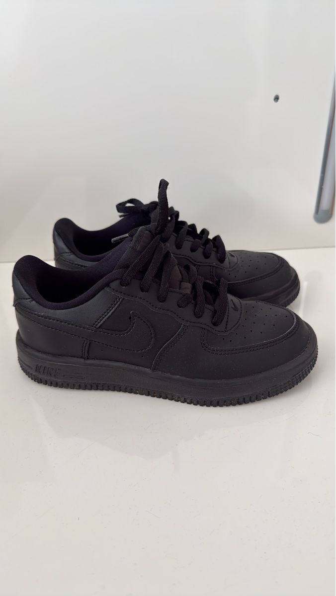 Nike Scarpe da uomo: Nike Air Force 1 Noir - Taille 34 – Usato da Vaux-sur-Morges venduto da GothamCity