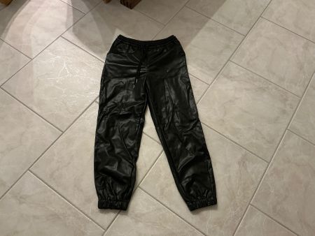 Schwarze Kunstlederhose Gr. 38 stylische Jogginghose