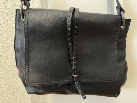 Schwarze Umhängetasche im gebrauchtenZustand für den Alltag