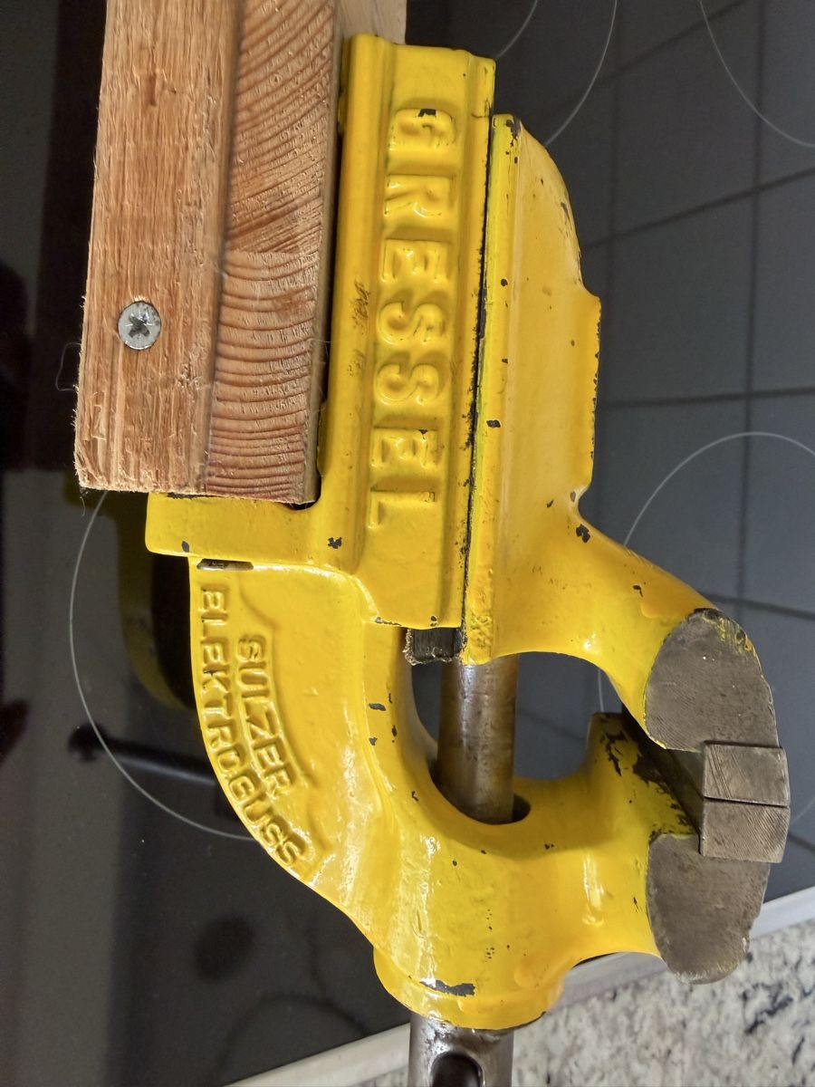 Gressel Tutti gli attrezzi: Gressel Elektrosulzer Schraubstock mit Holzblock gelb – Usato da Zürich venduto da sne.swiss 1
