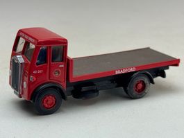 EB- LKW mit Flachpritsche Bradford rot