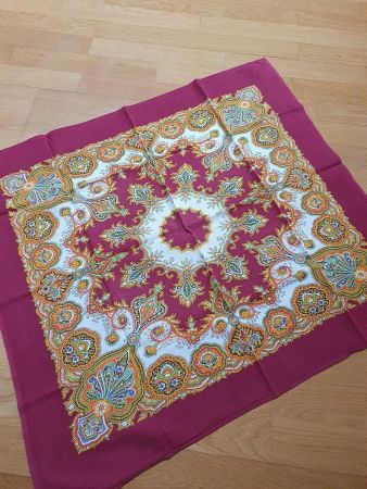 Dunkelrot,gemustertes Foulard