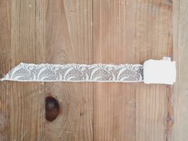 Spitzenband weiss Blumenmuster