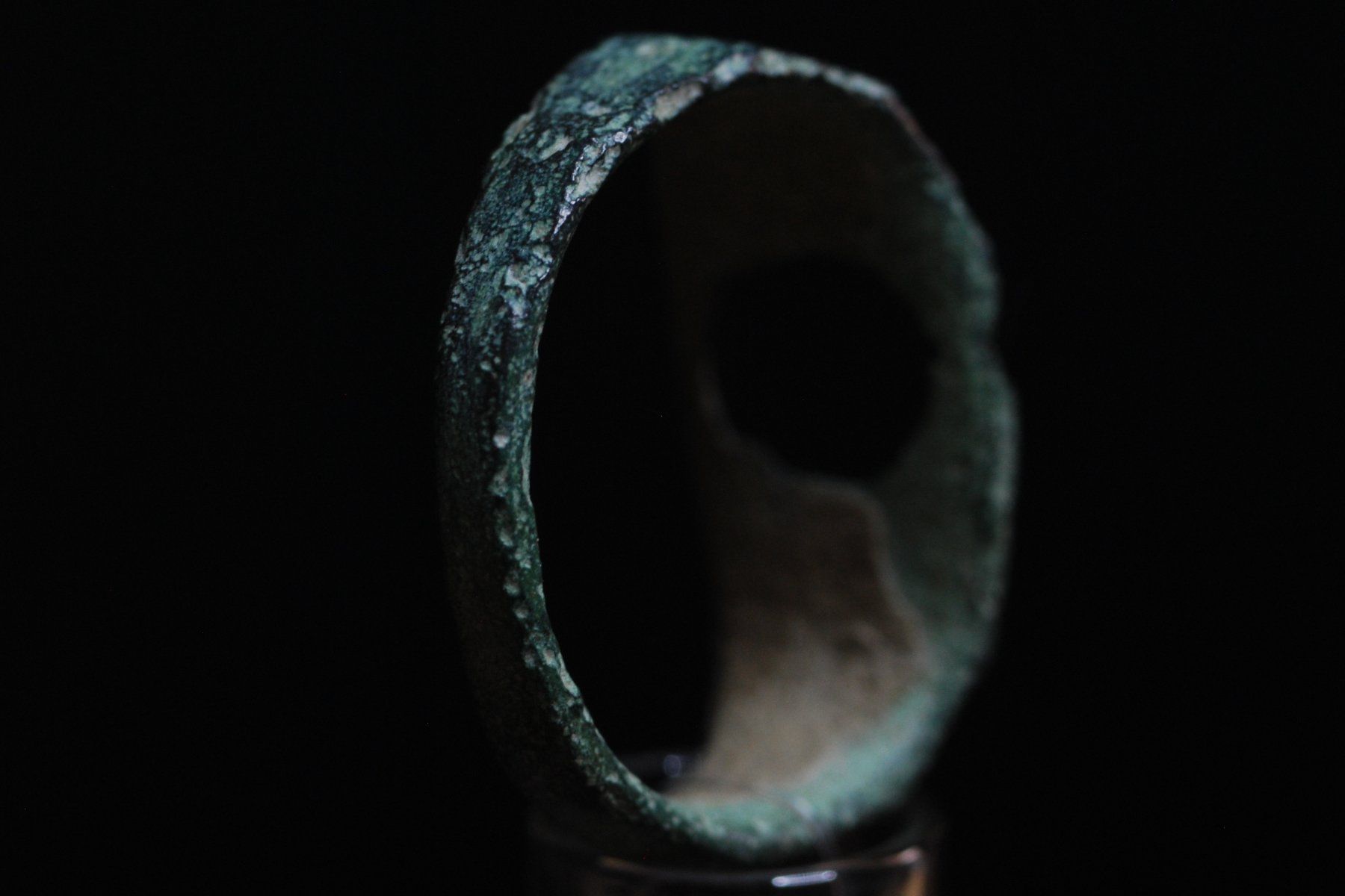 Anelli: Antiker römischer Bronze-Fingerring mit Steinfassung – Usato da Winterthur venduto da MountOlympus 7