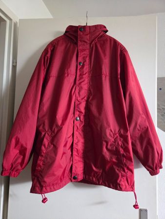 BEACH & SNOW Regenjacke rot, gefaltet in Tasche verstaubar