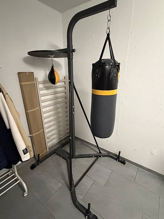 Hometrainer: Boxstation mit Boxsack und Punching Ball – Usato da Winterthur venduto da Ineda 2
