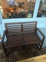 Gartenbank Holz dunkel mit Sitzpolster blau gebraucht
