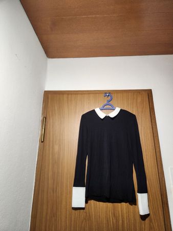 Hautl Hallhuber noir avec col et poignets blanc taille S