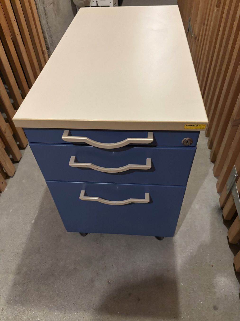 Banconi: Schubladencontainer blau-crème, 3 Schubladen, rollbar – Usato da Adligenswil venduto da Schrempf11