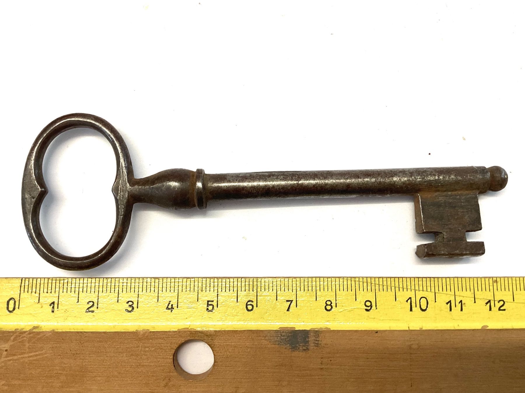 Chiavi: Antiker grösserer, geschmiedeter Buntbartschlüssel Eisen, – Usato da Eglisau venduto da mar_5rn2 3