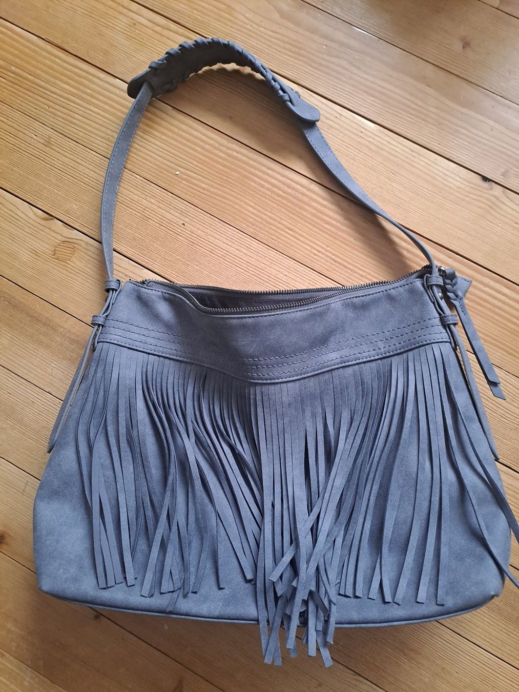 Taschen für Damen: Handtasche, Hobobag mit Fransen – Neu (gemäss Beschreibung) aus Engelberg von ollinseaotter