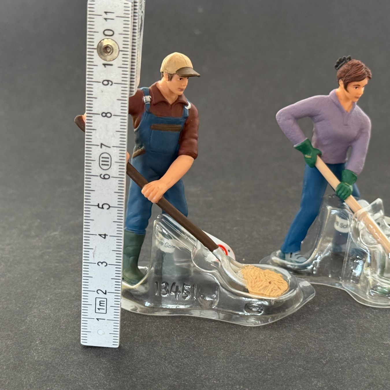 Schleich Statuette: Schleich Bauer Bäuerin Stalljunge Menschen Figuren – Nuovo (secondo la descrizione) da Ennetbaden venduto da mapa05 1