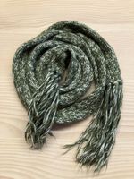 Warmer, gestrickter Winterschal in Grün/Weiss mit Fransen