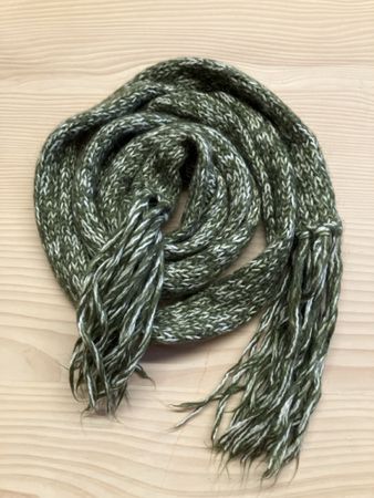 Warmer, gestrickter Winterschal in Grün/Weiss mit Fransen