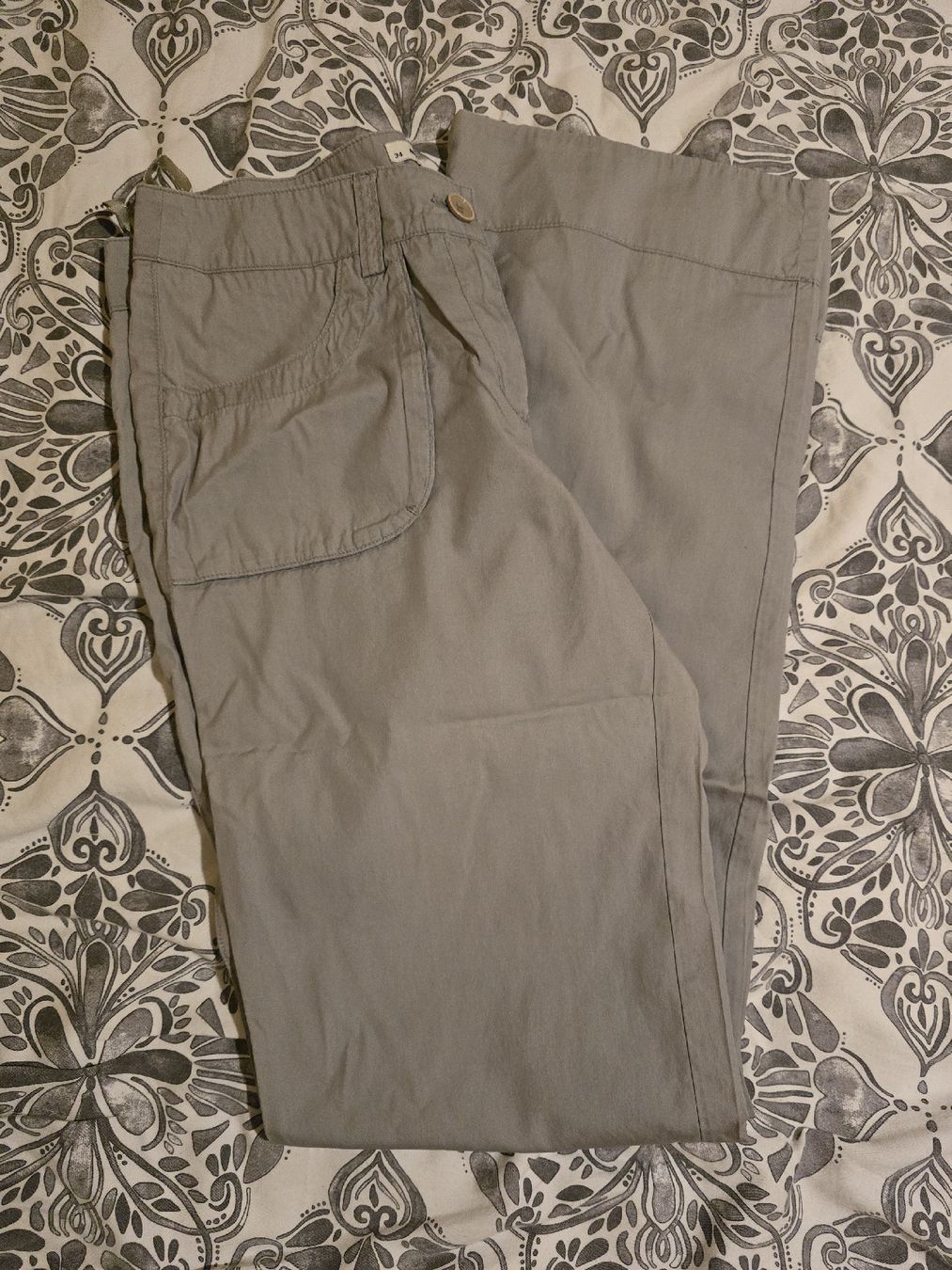 Pantaloni: Pantalon en soie, taille 36, gris – Usato da La Neuveville venduto da Diamise 2