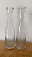 Zwei alte Glaskaraffen, jeweils 1 Liter Fassungsvermögen
