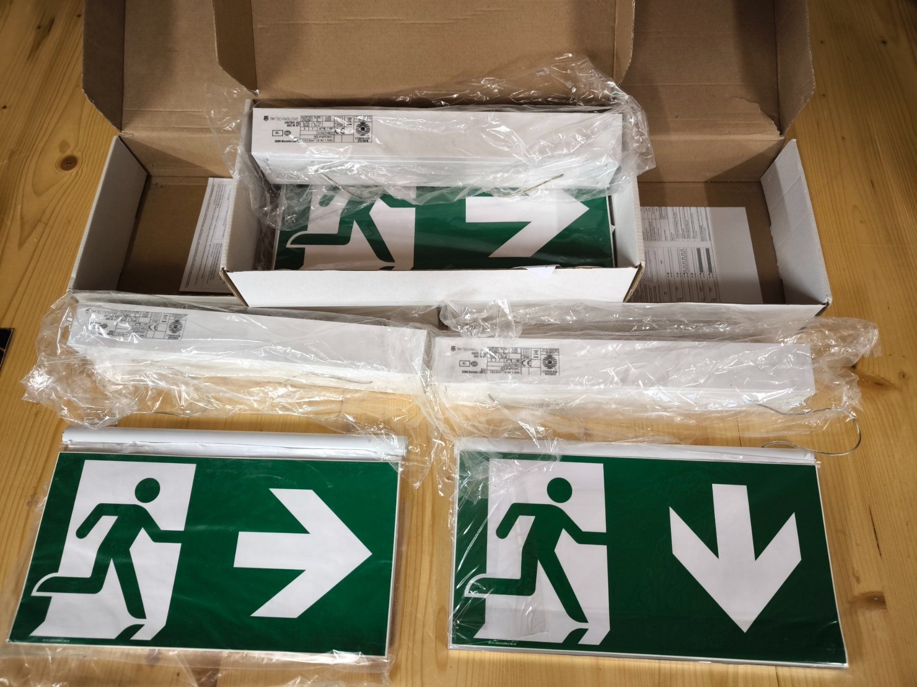 Insegne: 3 enseignes de sortie de secours suspendues – Nuovo e nell'imballaggio originale da Bulle venduto da Colo