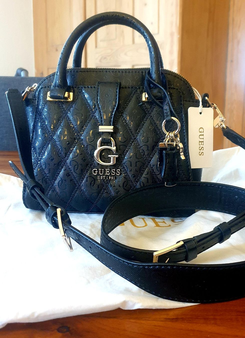 Guess Borse da donna: Guess Handtasche Schwarz / Gold – Nuovo e nell'imballaggio originale da Weiningen ZH venduto da Sternschnuppe33